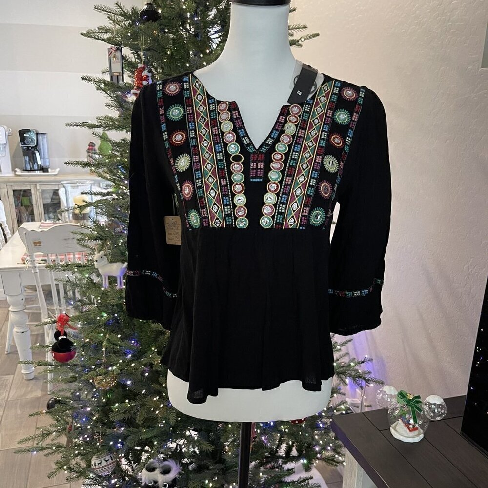 POOF EMBROIDERED TOP MYLAR ACCENTS IN BLACK AND MULTI COLORED - NWOT - (462)